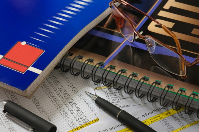 Gutachten Dokumente Stift Brille