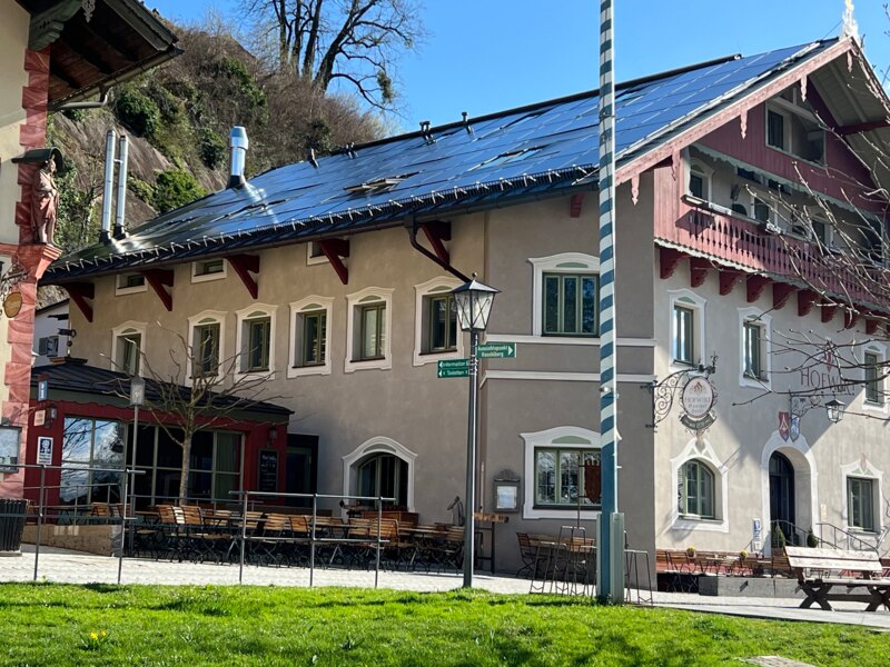 Gasthof in Neubeuern mit einer Dachfläche voller PV
