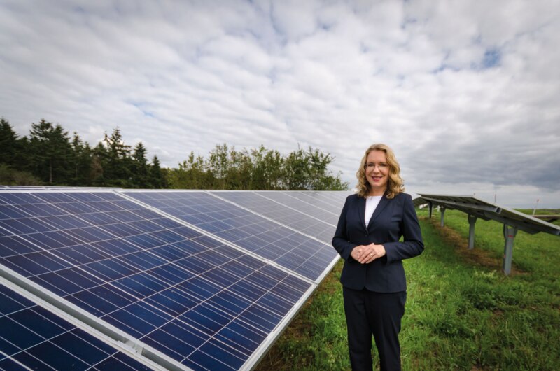 Claudia Kemfert vor PV-Anlage