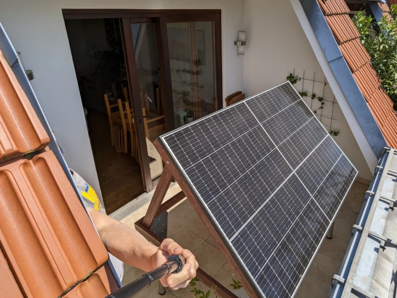 Aufklappbarer Solartisch: Tagsüber Strom generieren, Abends Sonnenuntergang genießen